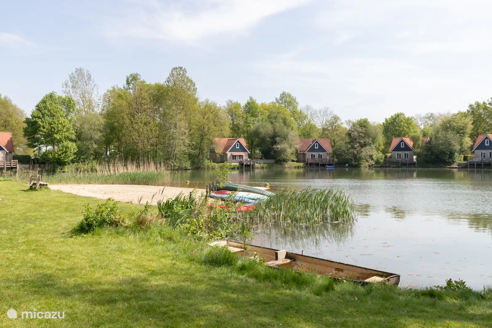 Sandstrand mit eingezäuntem Badebereich.