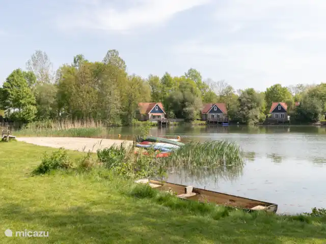 Landhuis op mooi park aan het water huren in Nederland, Drenthe, Westerbork - vakantiehuis Zandstrand met afgezet zwemgedeelte.