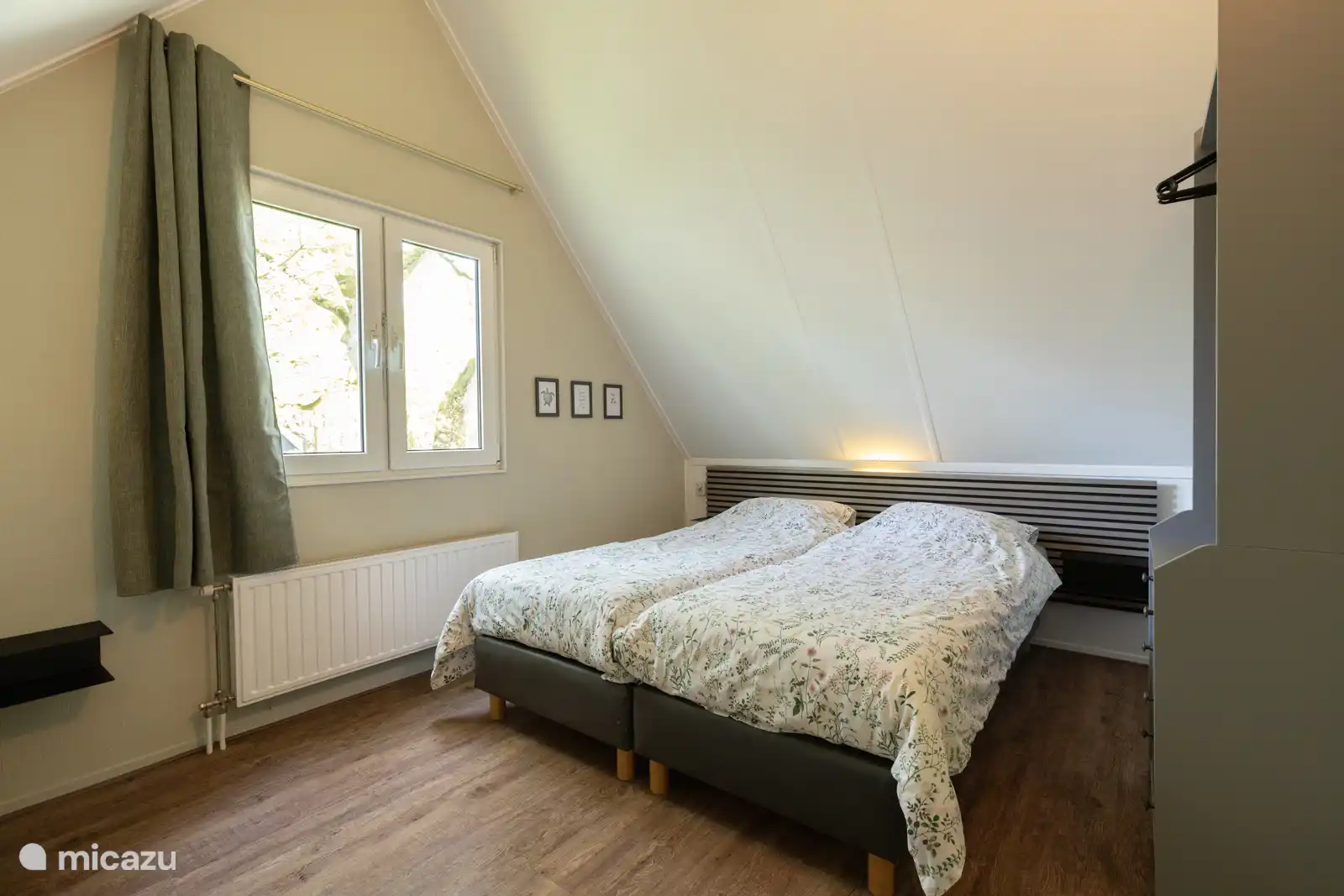 Drei Schlafzimmer im Obergeschoss, ausgestattet mit Kleiderschränken und atemberaubender Aussicht.