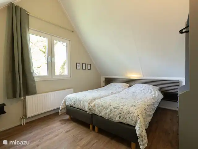 Landhuis op mooi park aan het water huren in Nederland, Drenthe, Westerbork - vakantiehuis Drie slaapkamers boven, voorzien van kasten en een adembenemend uitzicht.