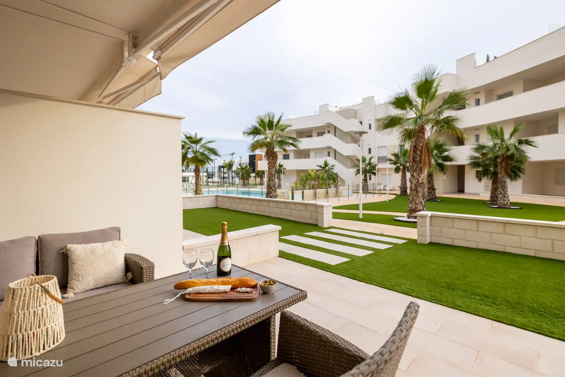 uitzicht op zwembad vanuit tuin