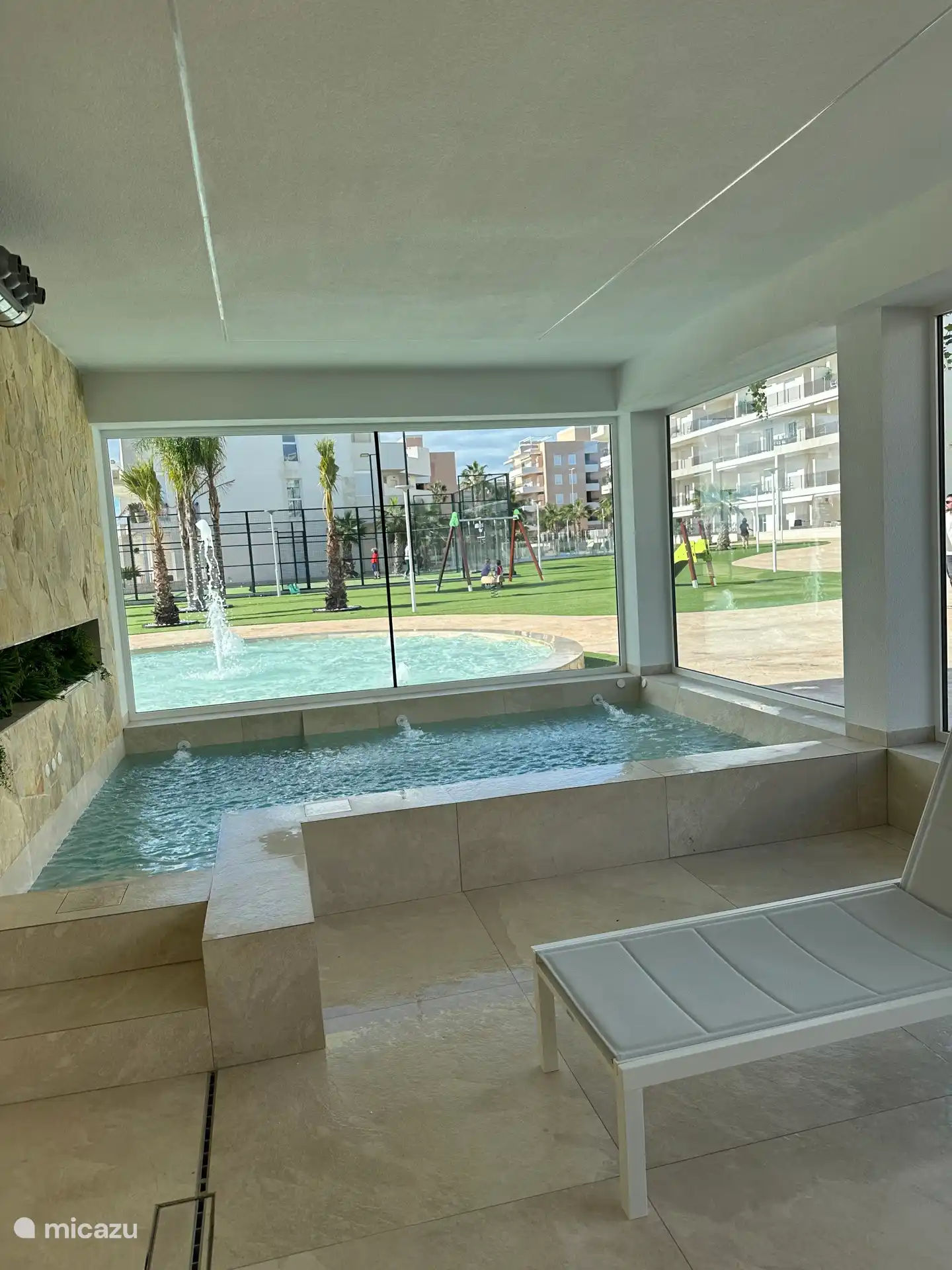 jacuzzi binnen met uitzicht