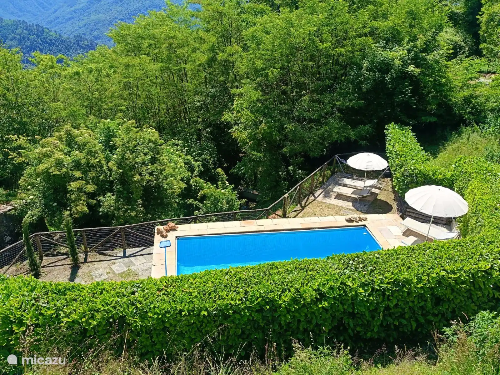 Nogmaals vanuit de parkeerplaats nog een blik op ons zwembad.