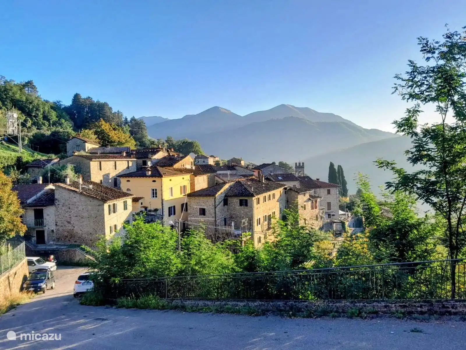 Midden in de foto staat ons huis, rechts van het gele huis.