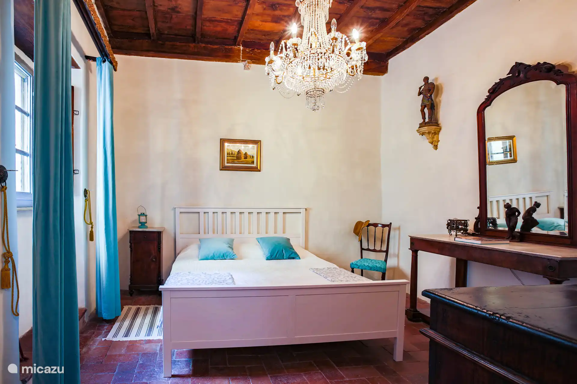 De slaapkamer op de begane grond, op straatniveau.