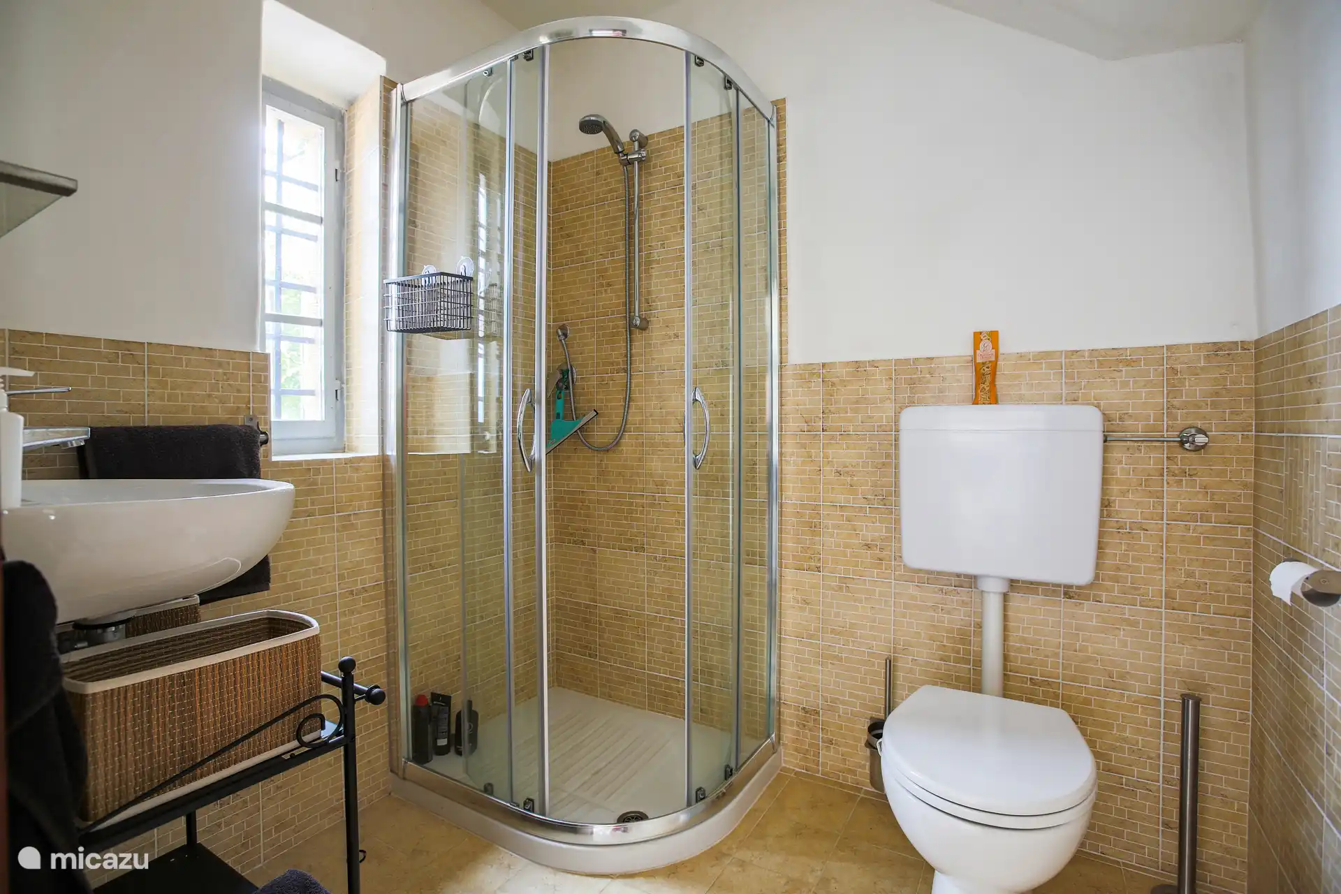 Badkamer 1 op de begane grond, op straatniveau.