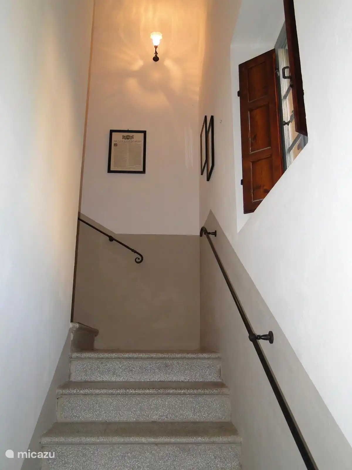 De trap van de begane grond naar de eerste etage.