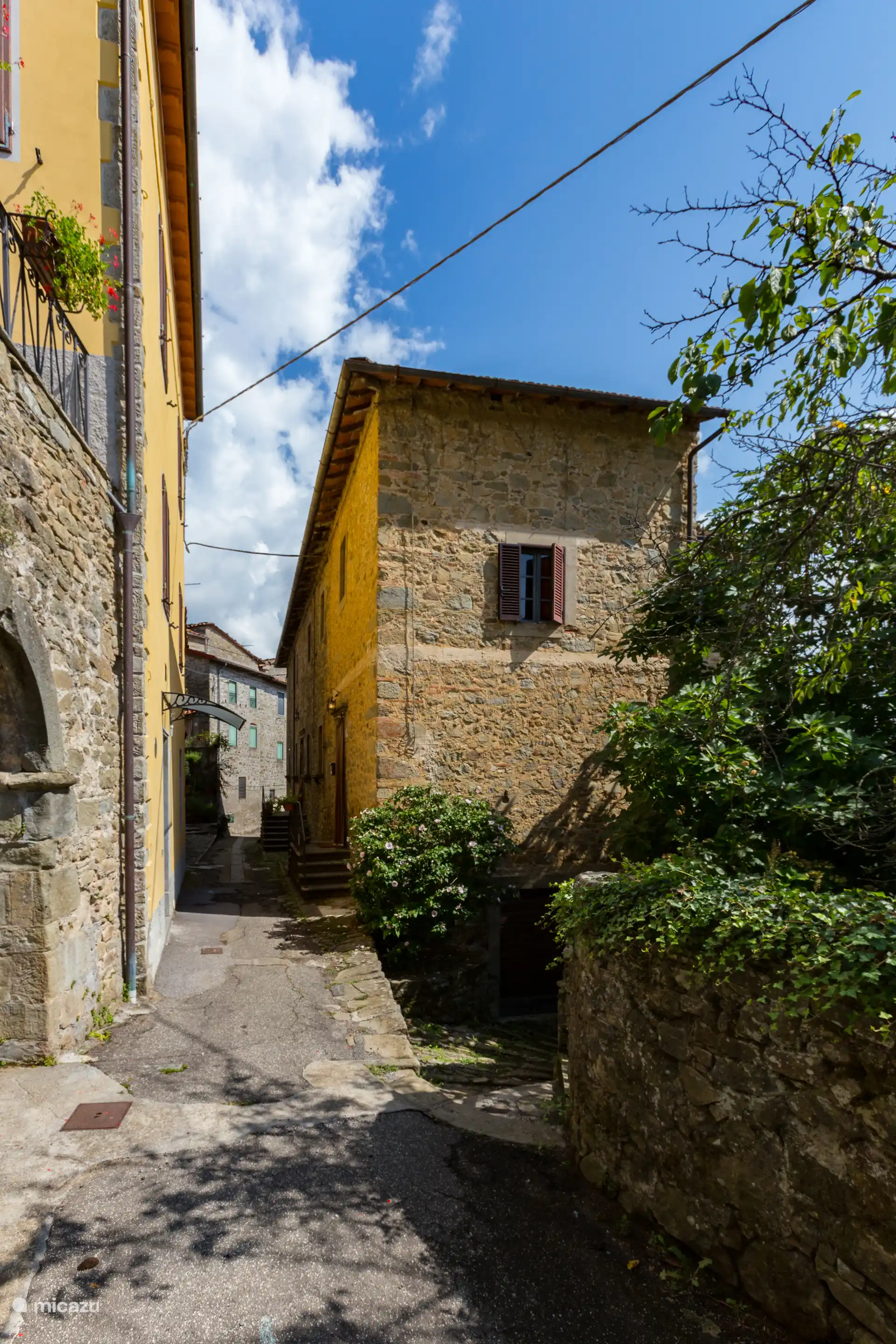 Onze vakantiewoning aan de rechterkant. Je loopt in een tel van de parkeerplaats naar onze woning.
