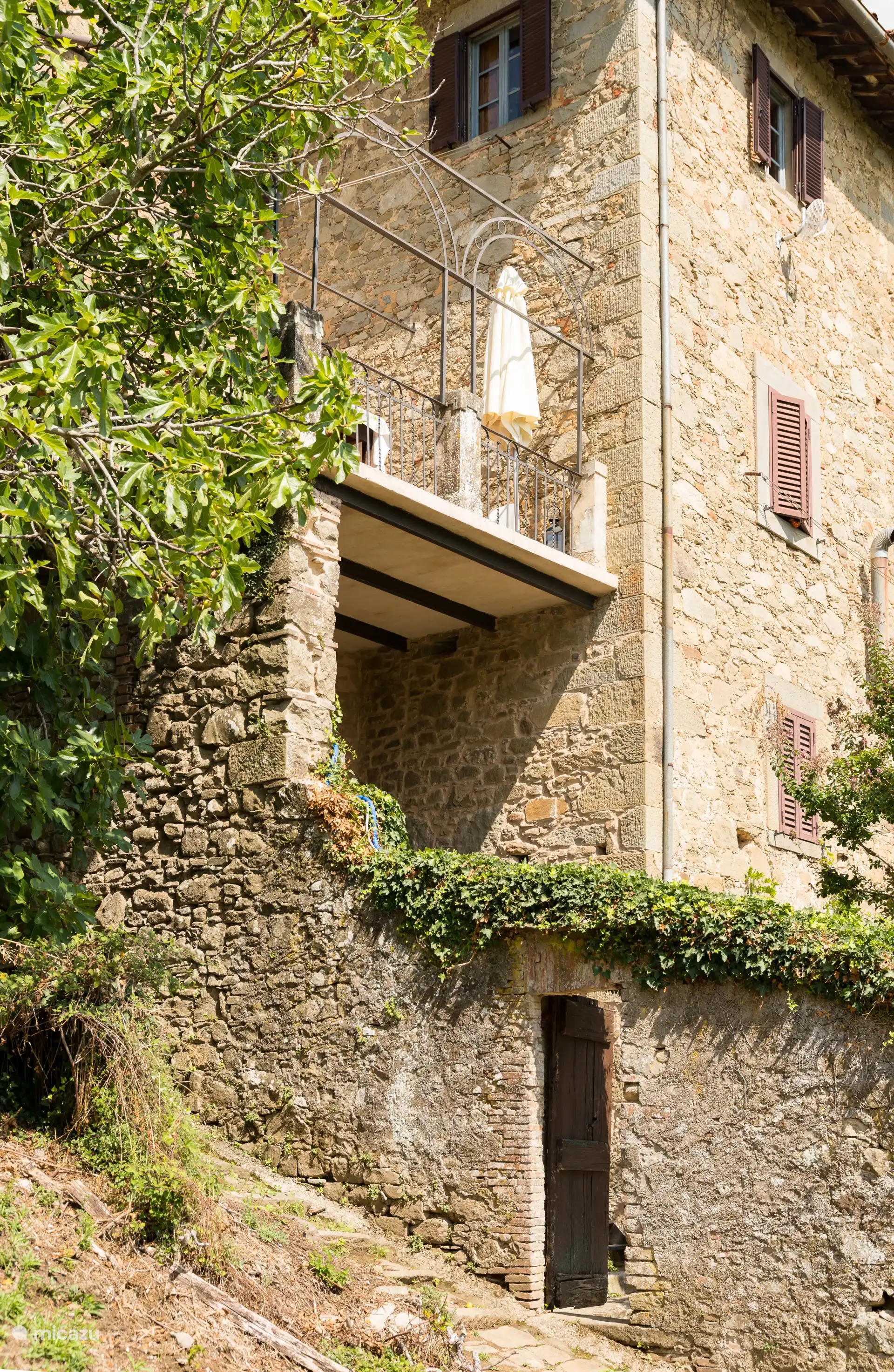 Foto genomen vanaf het zwembad(terrein). Via de deur kan je vanuit de tuin naar het zwembad.