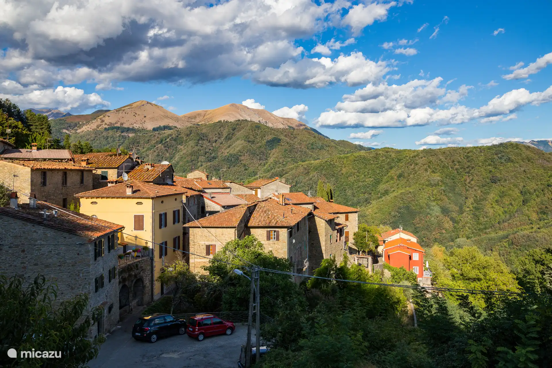 Midden in de foto is ons vakantiehuis.