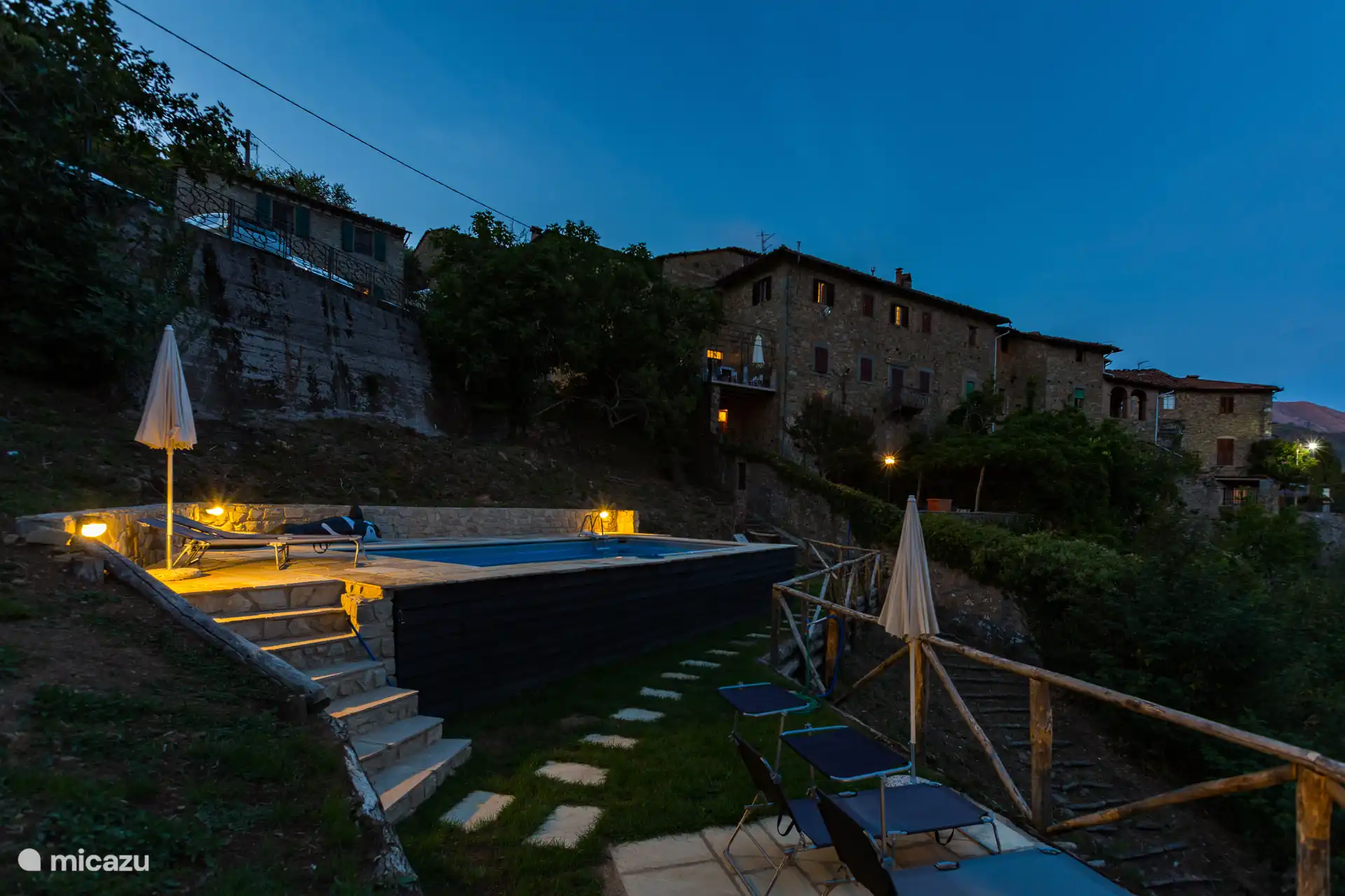 Ons zwembad. Inmiddels is er nog meer privacy gecreëerd door een laurier haag die geplaatst is aan de achterkant en linkerzijkant. Zie andere foto's van het zwembad.