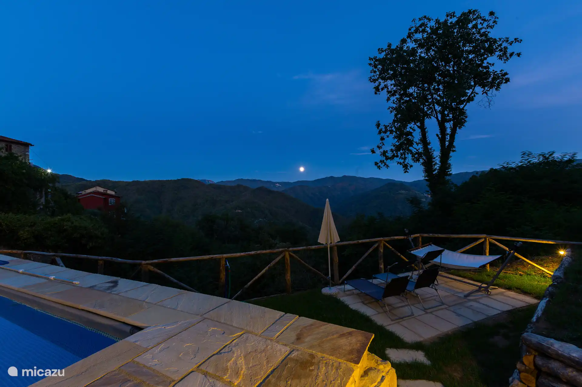 Uitzicht vanuit het zwembad(terrein).