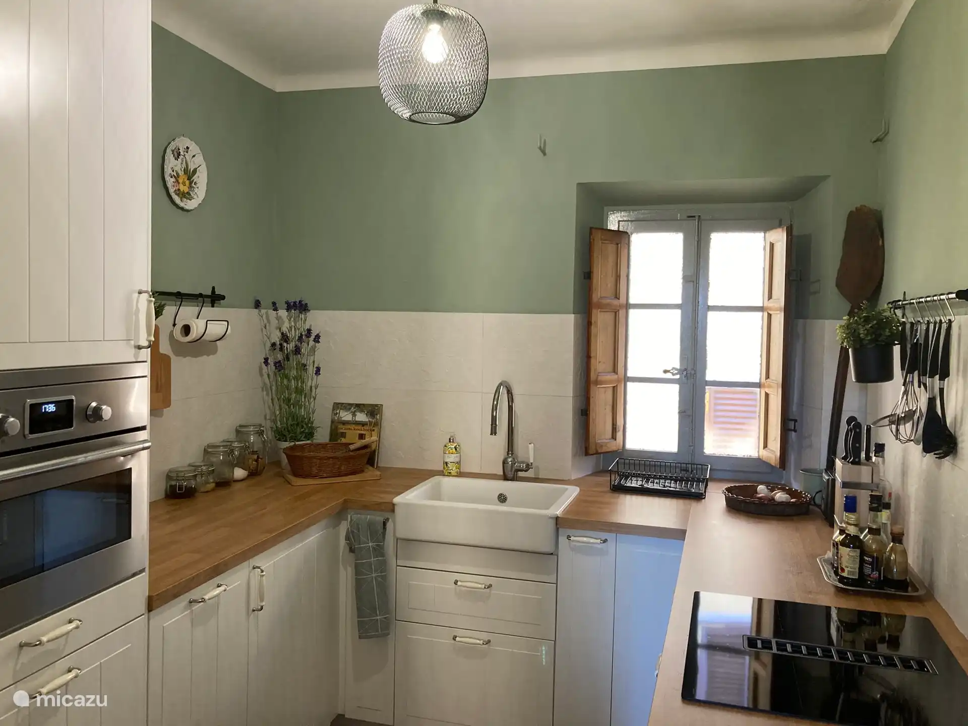 De keuken, op de eerste etage, in 2023 volledig vernieuwd. 