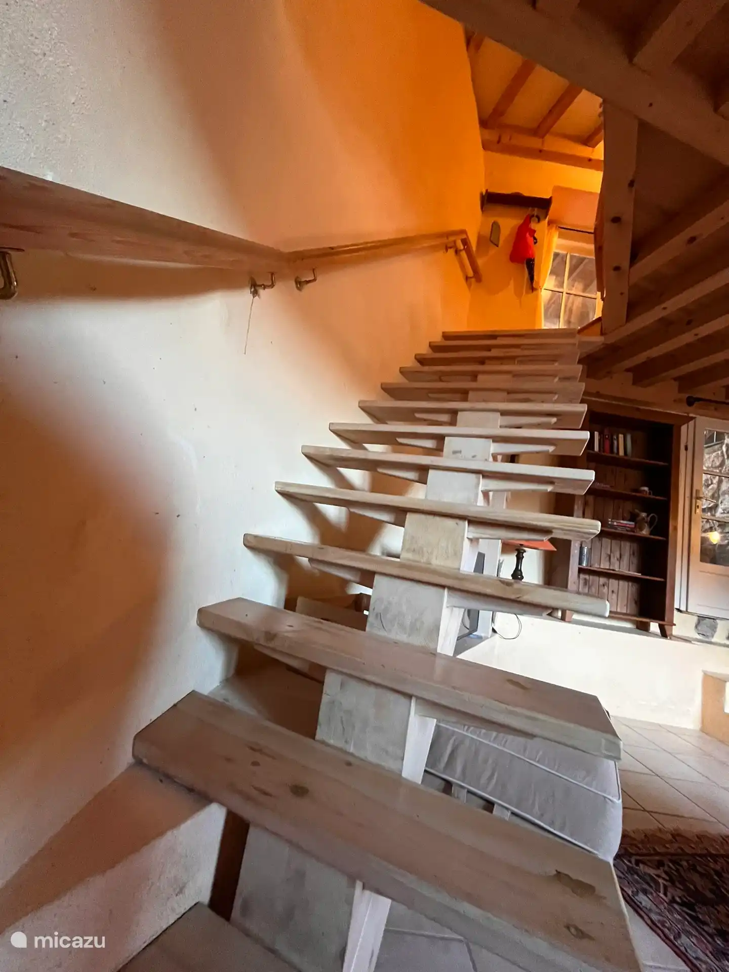 Escalier vers les chambres, salle de bain, entrée.