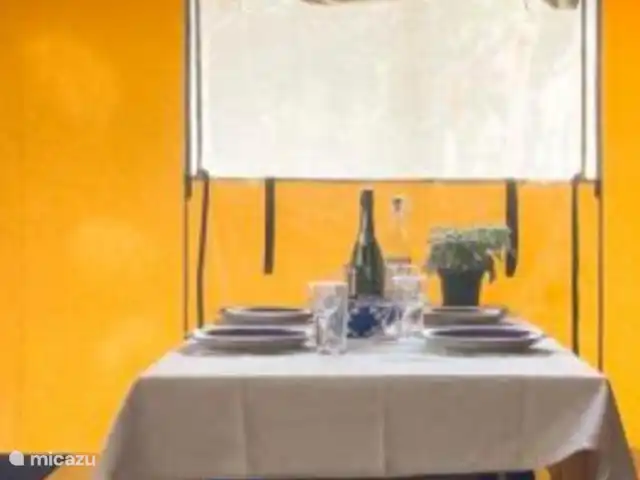 Glamping vakantie Viareggio huren in Italië, Toscane, Viareggio - glamping / safaritent / yurt Eettafel binnen