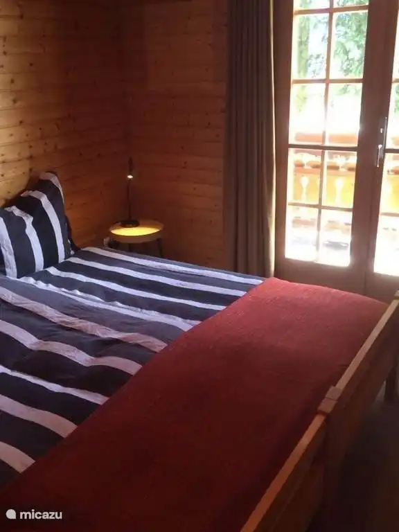 Bedroom 2: double bed (180x200cm). It concerns two separate mattresses and separate duvets. There is also a large wardrobe in the room. Also access to balcony. 