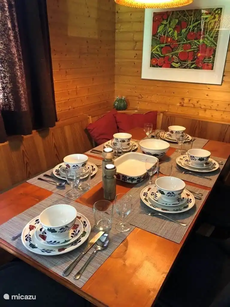 Dining area with space for 6 people. 