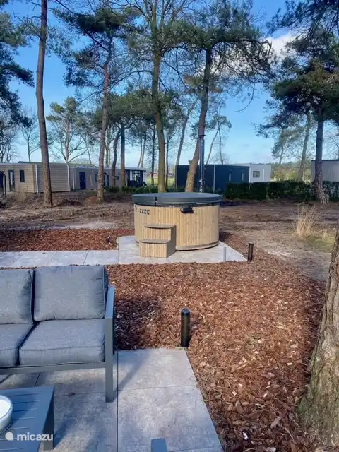 Luxury hot tub for 6 people with jet streams and bubbles