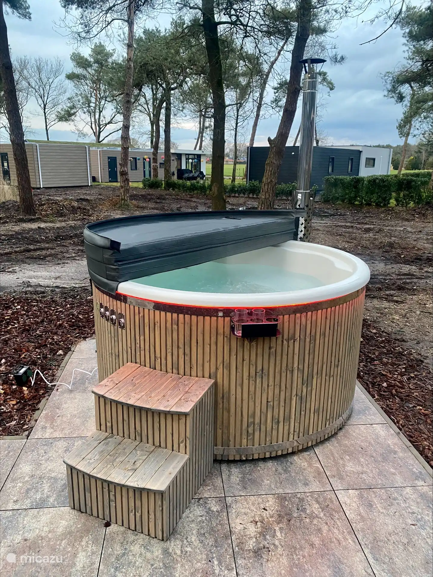 Luxury hot tub for 6 people with jet streams and bubbles