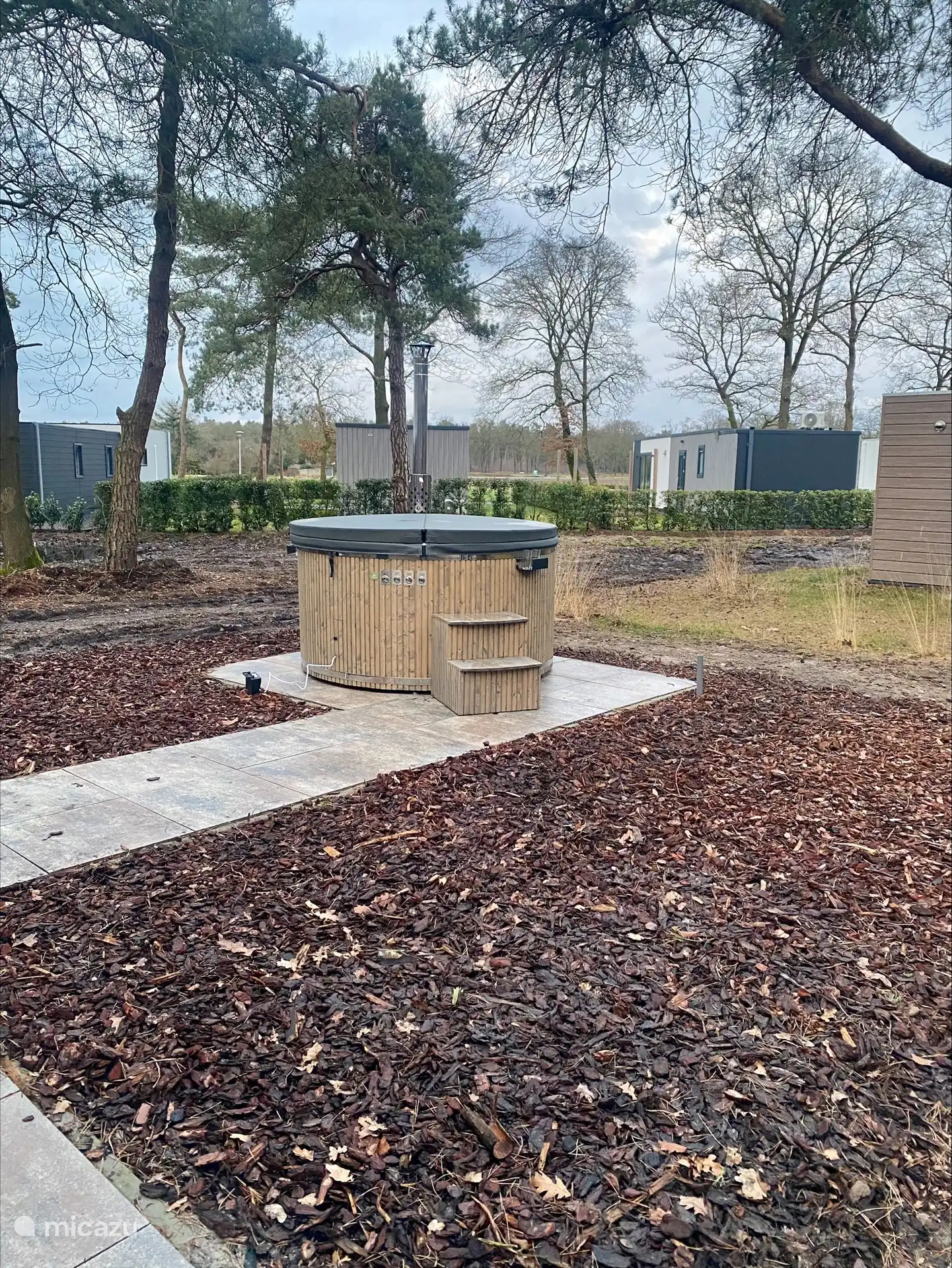 Luxury hot tub for 6 people with jet streams and bubbles