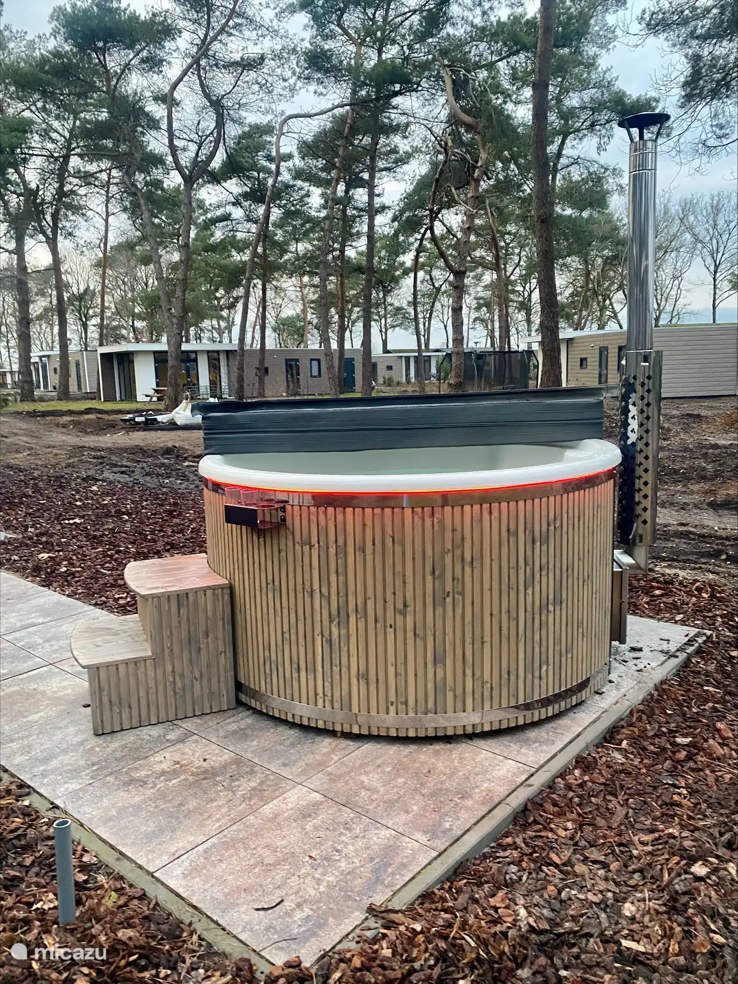 Luxury hot tub for 6 people with jet streams and bubbles