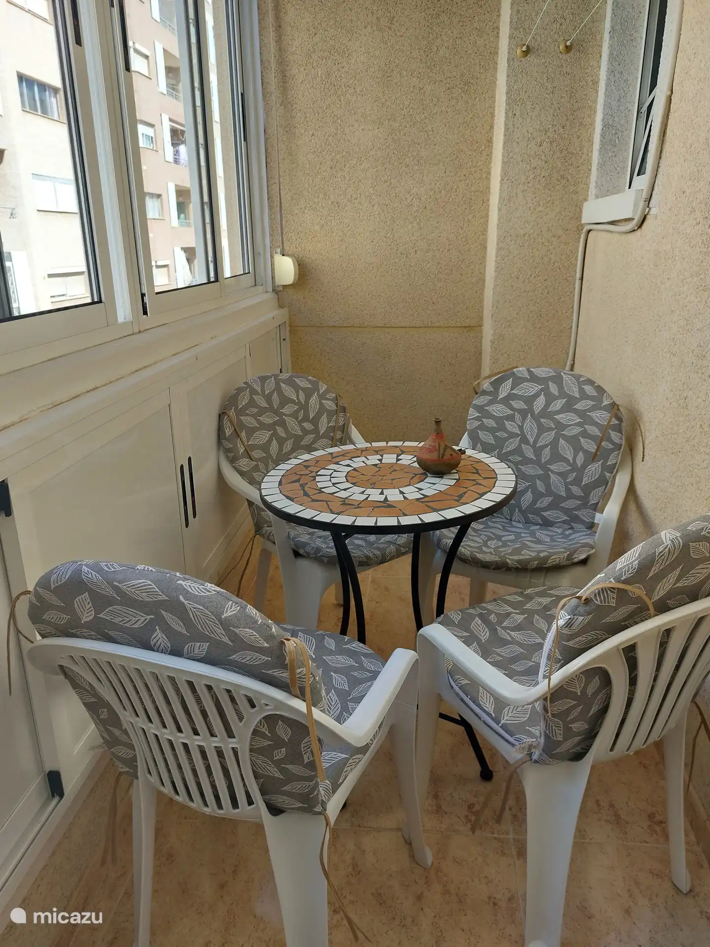 Balcón orientado al oeste con mesa y 4 sillas