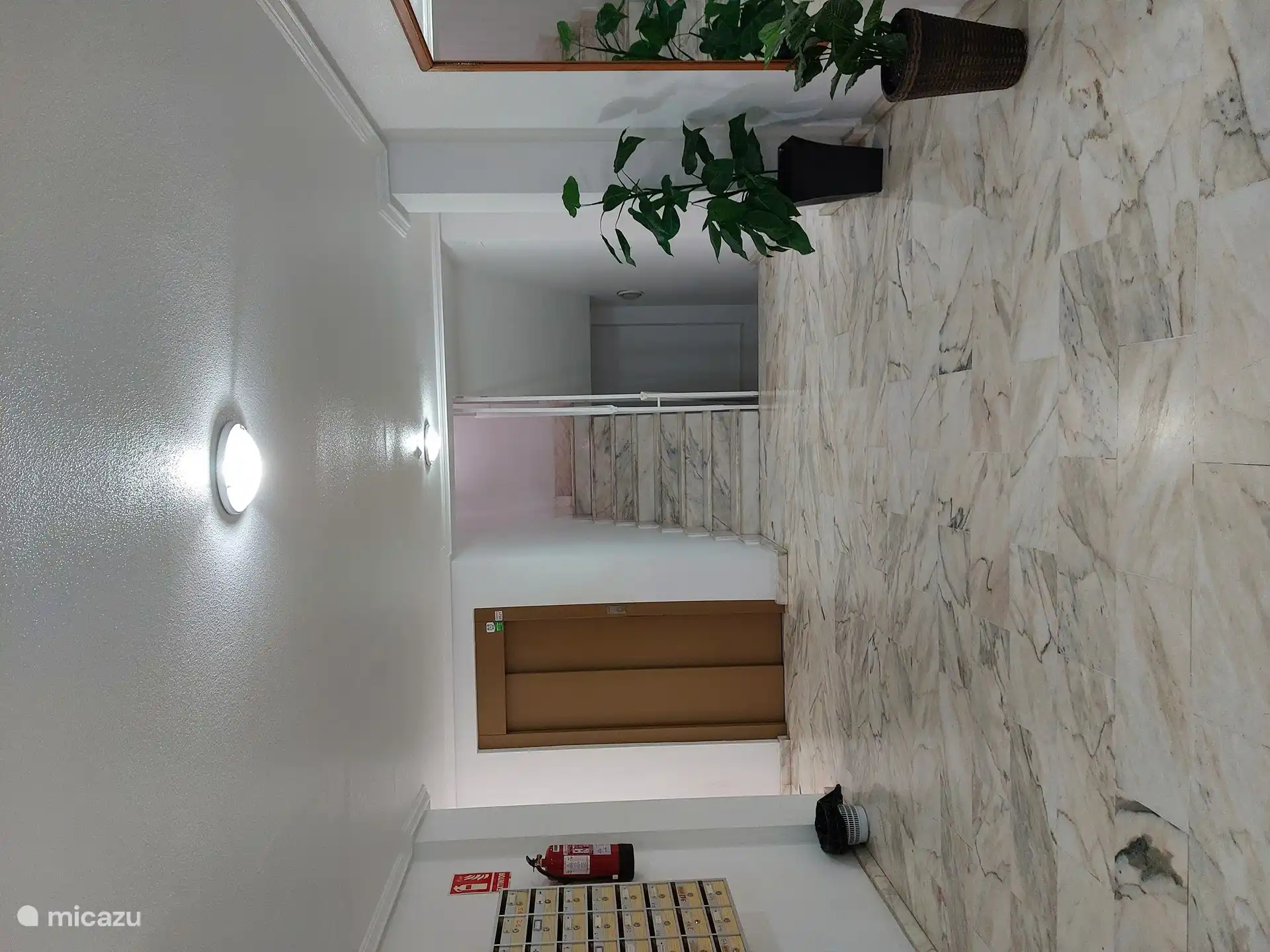 Entrada al complejo de apartamentos con ascensor