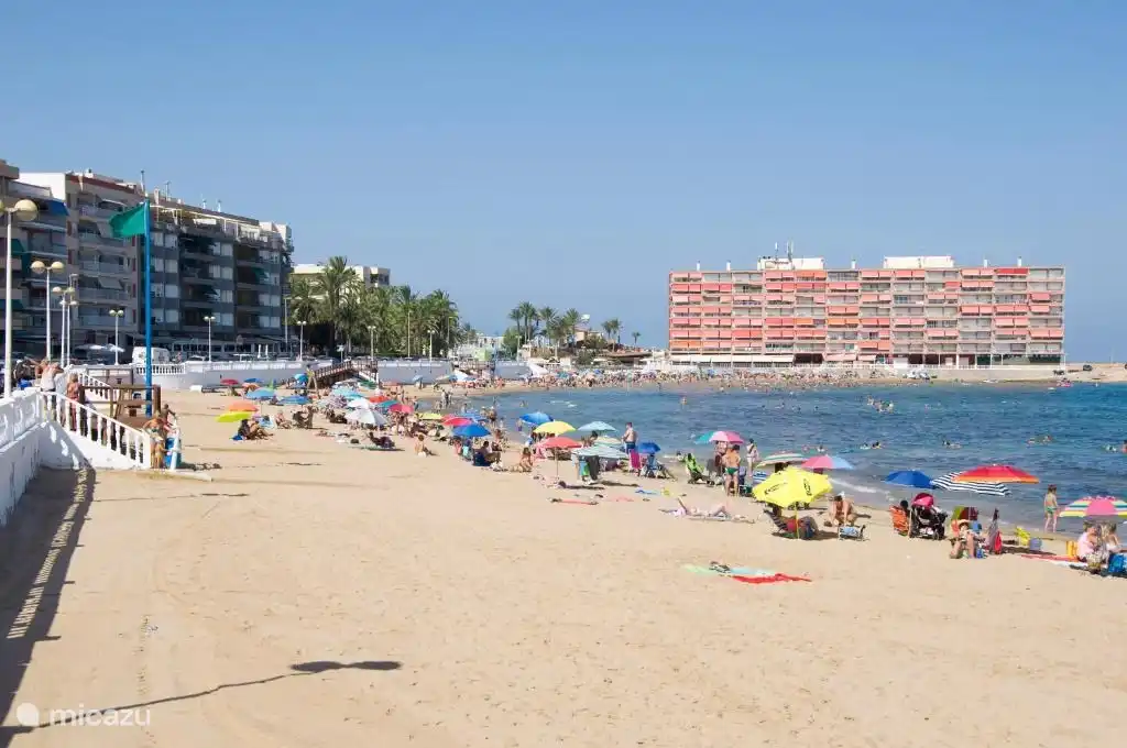 Playa de arena Los Locos a 250 metros