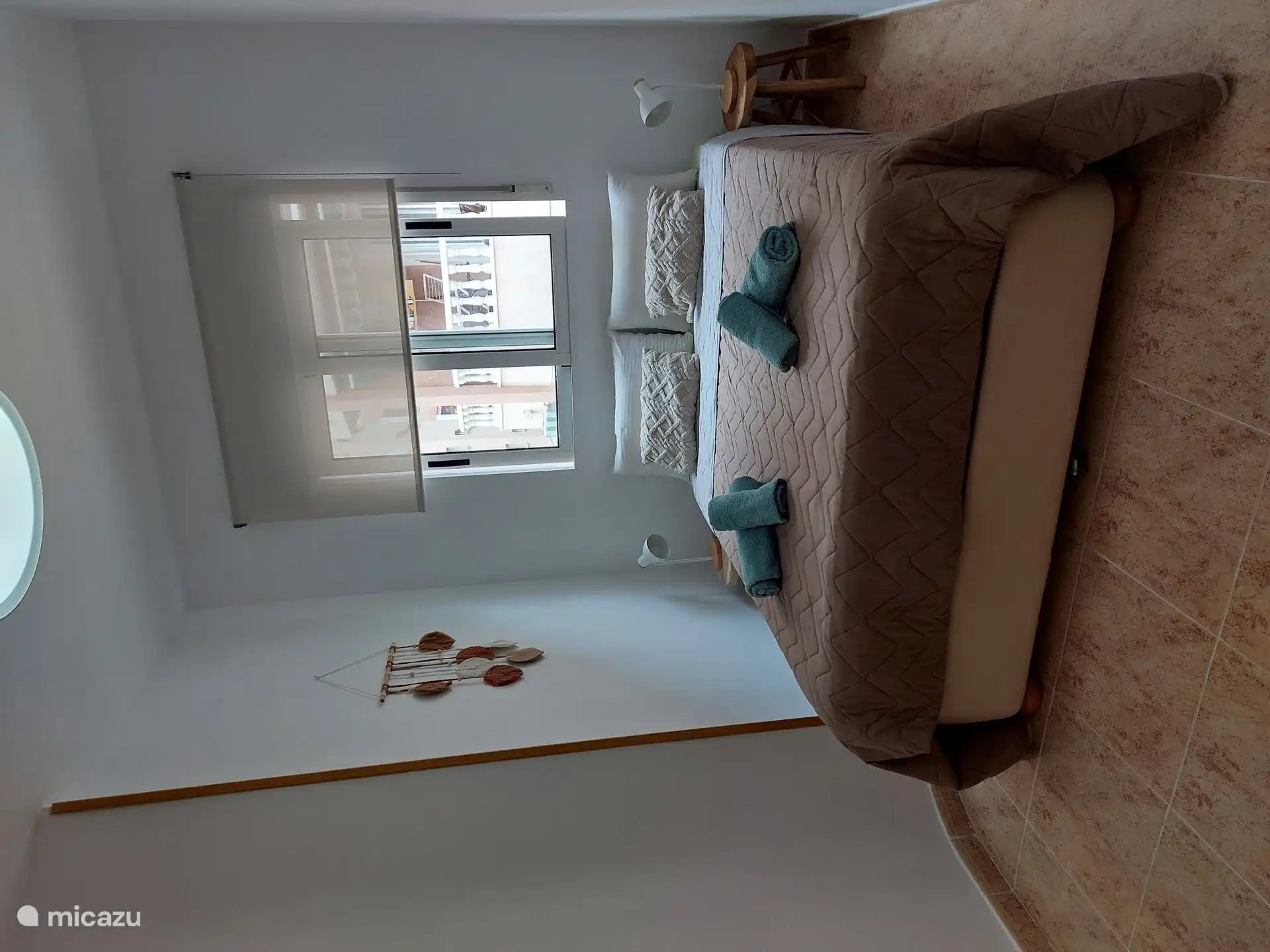 Dormitorio con ventilador de techo, amplio espacio de guardarropas