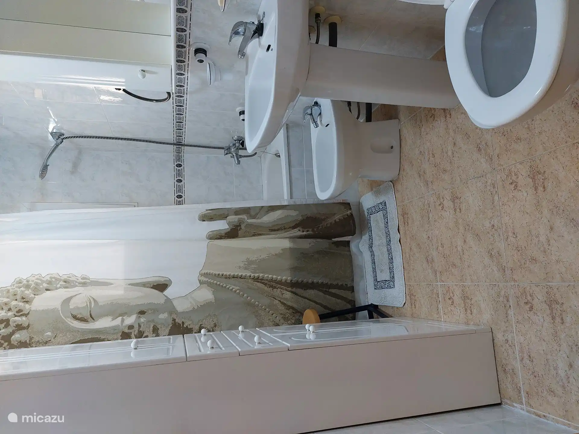 Cuarto de baño con bañera, ducha, inodoro, lavabo, bidé, espacio de almacenamiento