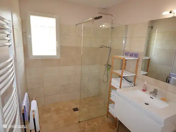 Badezimmer mit begehbarer Dusche