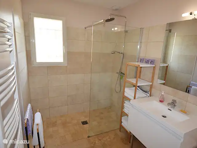 Maison Xiano - Rasteau Mont Ventoux | France, Vaucluse, Rasteau - maison de vacances Salle de bain avec douche à l’italienne
