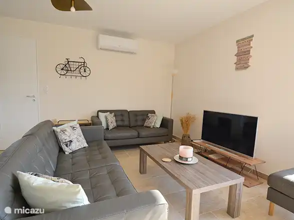 Wohnzimmer, Fernseher über TV-Vlaanderen