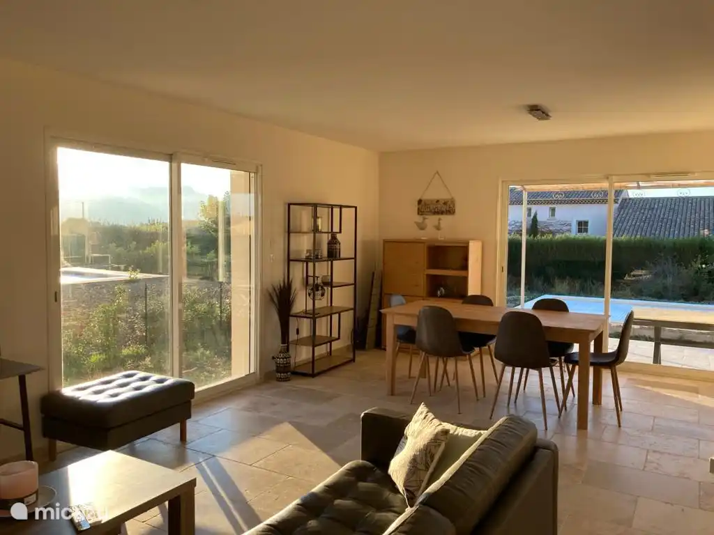 Wohnzimmer mit Blick auf Ventoux und Pool