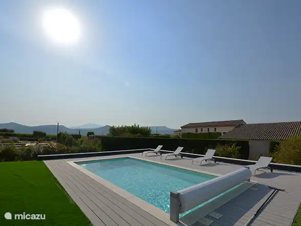 Schwimmbad mit angrenzendem Kunstrasen