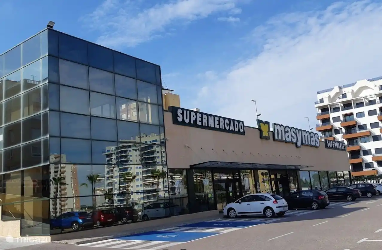 El extenso supermercado a poca distancia de 3 minutos.