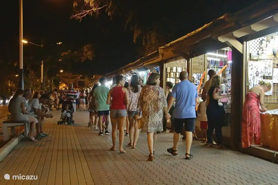 Mercado nocturno en el paseo marítimo.