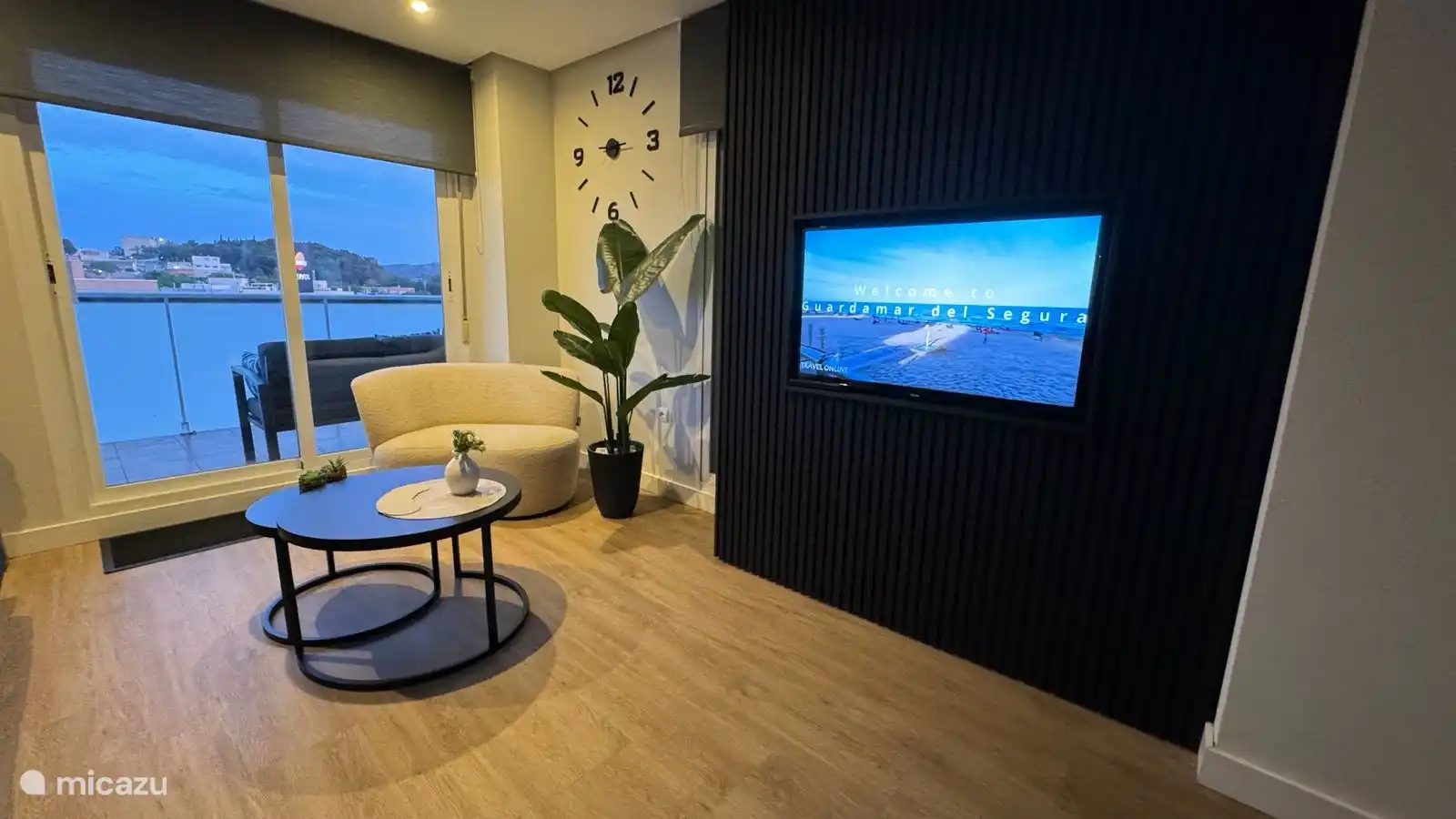 Sala de estar con smart TV y chromecast.