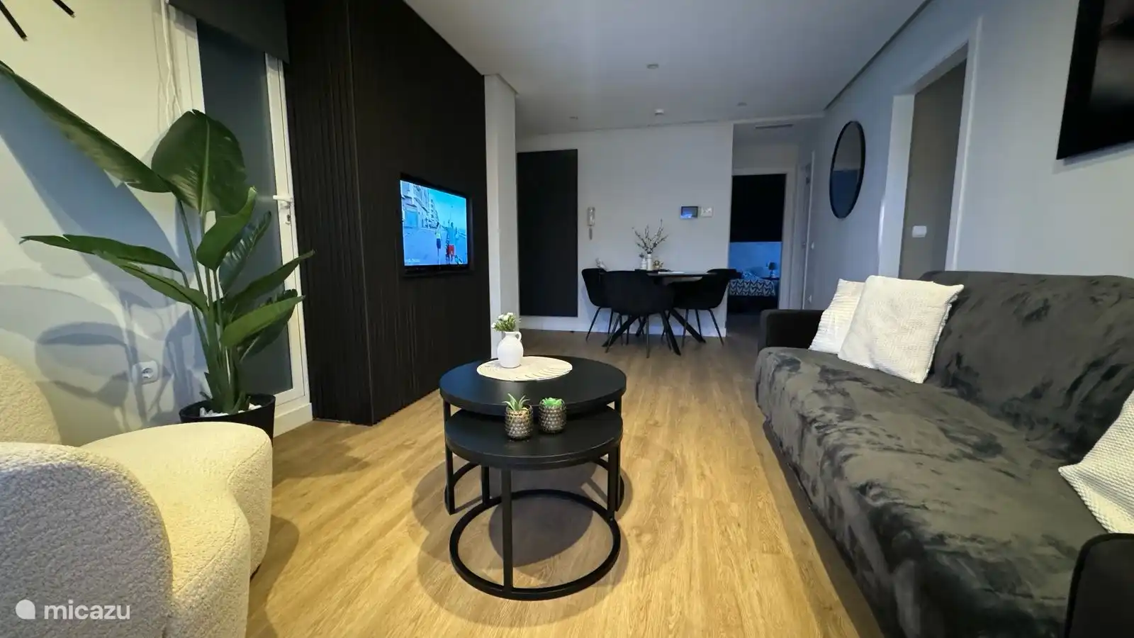 Sala de estar con comedor y 4 sillas.