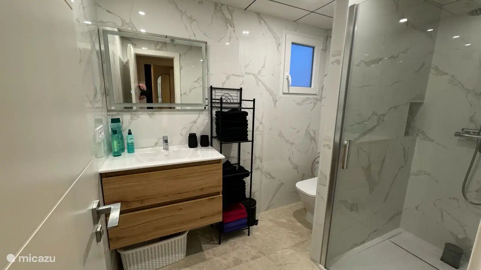 Baño con sanitarios. 