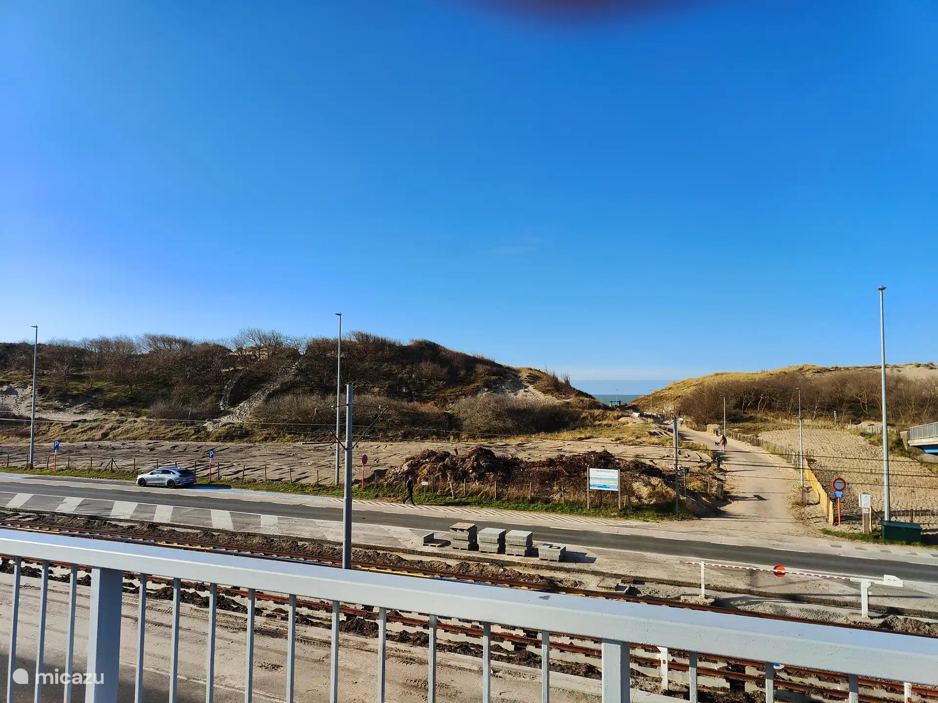 Weg naar het strand en strand tent