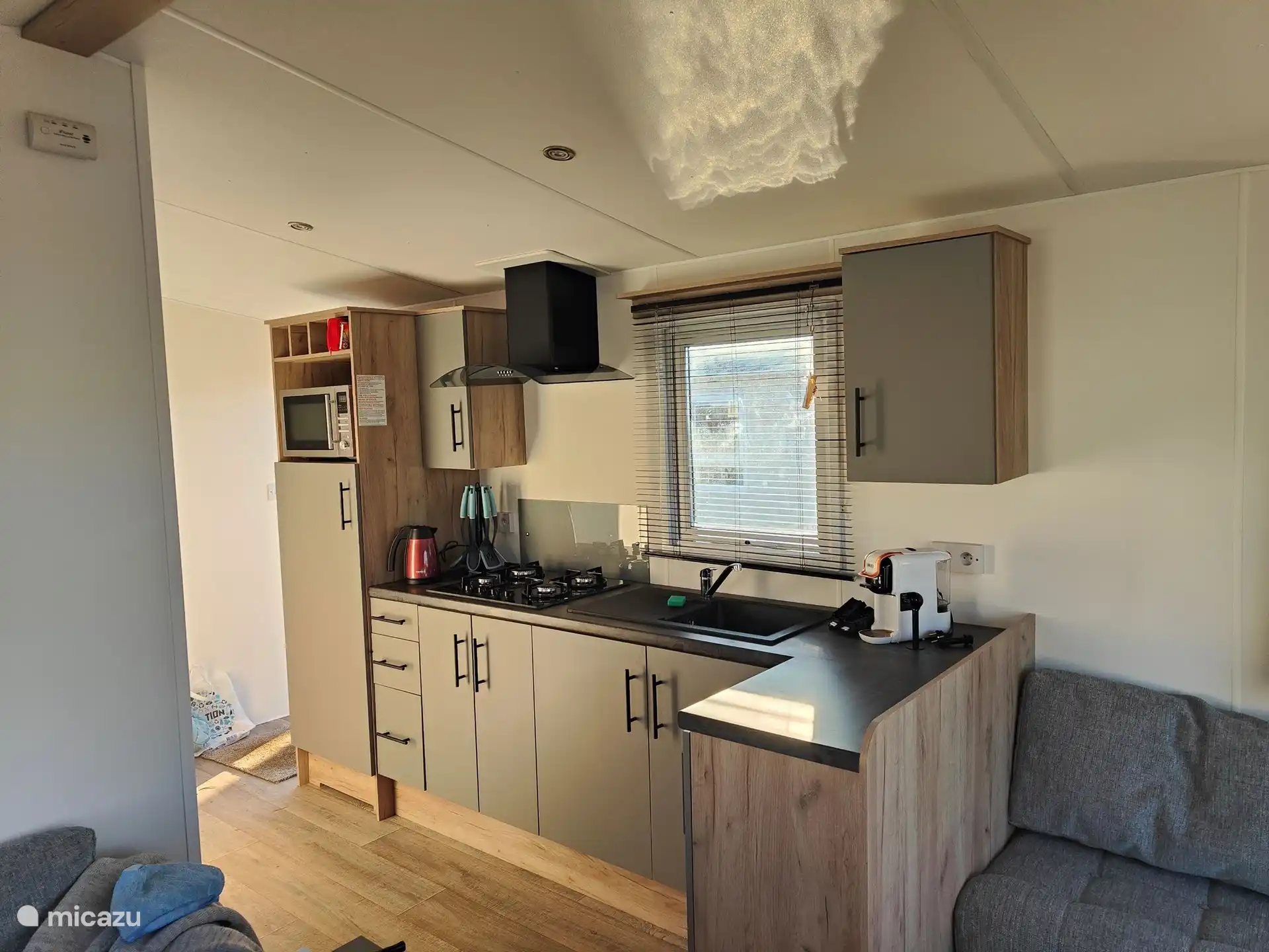 Keuken met combimagnetron Water koker , 4 pits gas , koffie machine voor Nespresso en Dolche Gusto of gemalen koffie 