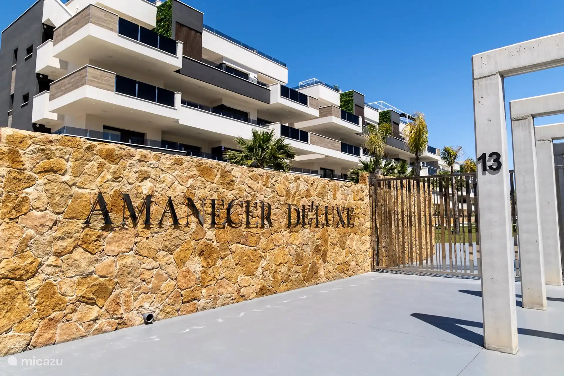 Esta es la entrada principal a nuestro complejo. Aparcar es fácil justo en frente de la puerta.