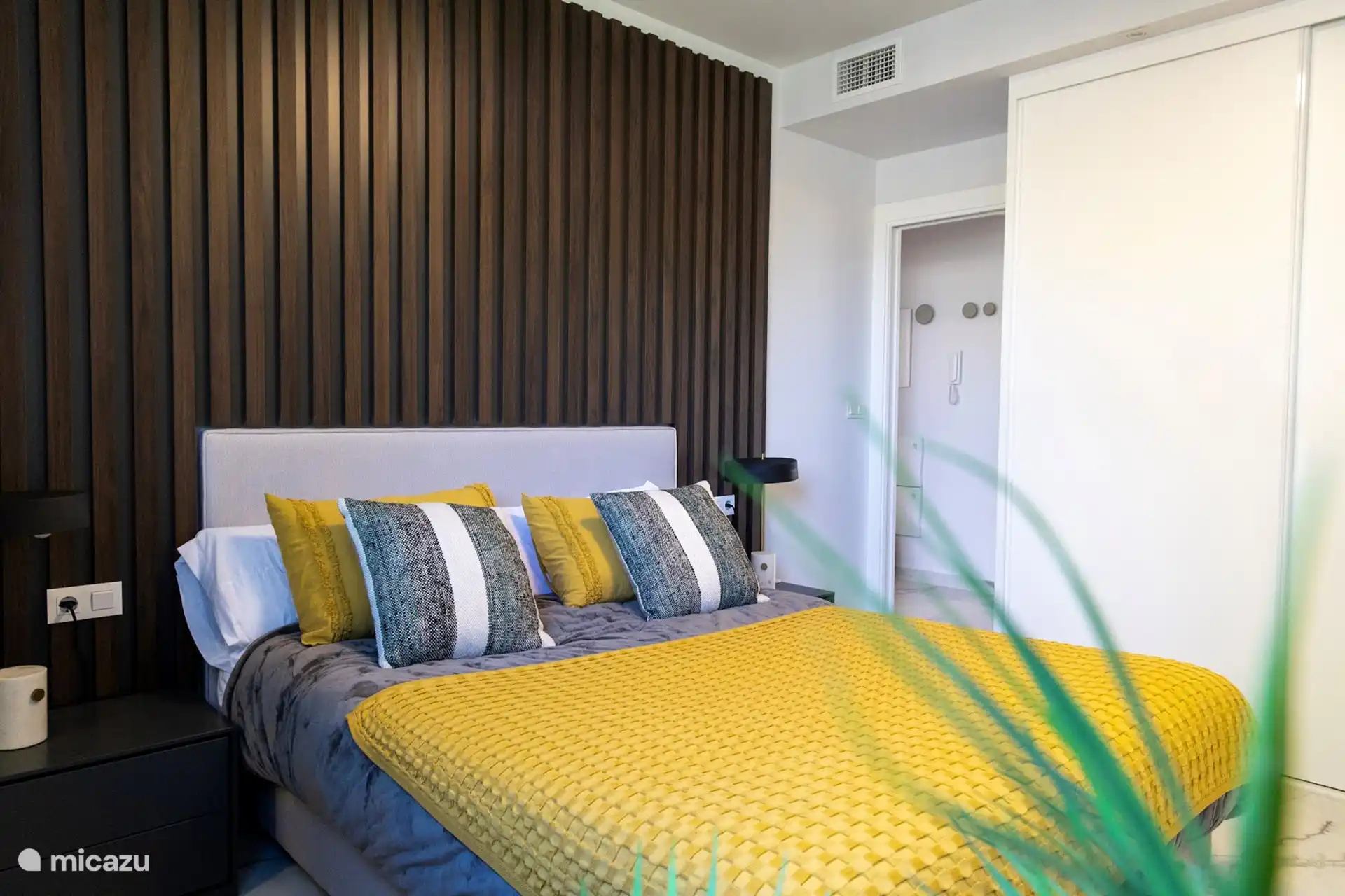 La cama está en el dormitorio principal, que también tiene una moderna ducha privada y un aseo privado.