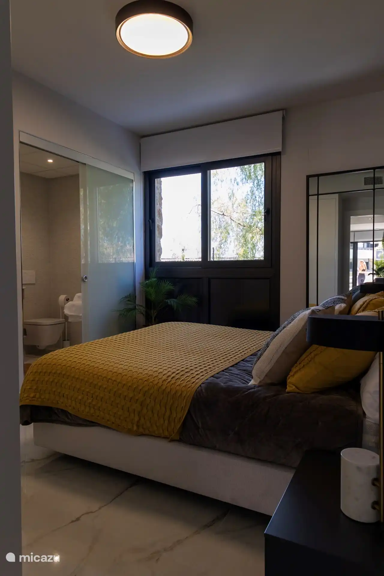 El baño de la habitación principal es moderno y está conectado directamente con la habitación. Además, este baño cuenta con su propio aseo.