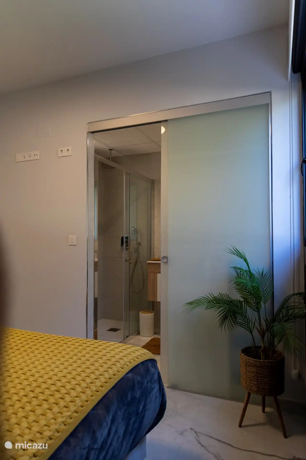 El cuarto de baño es moderno y está conectado directamente con la habitación. Además, este baño cuenta con su propio aseo.