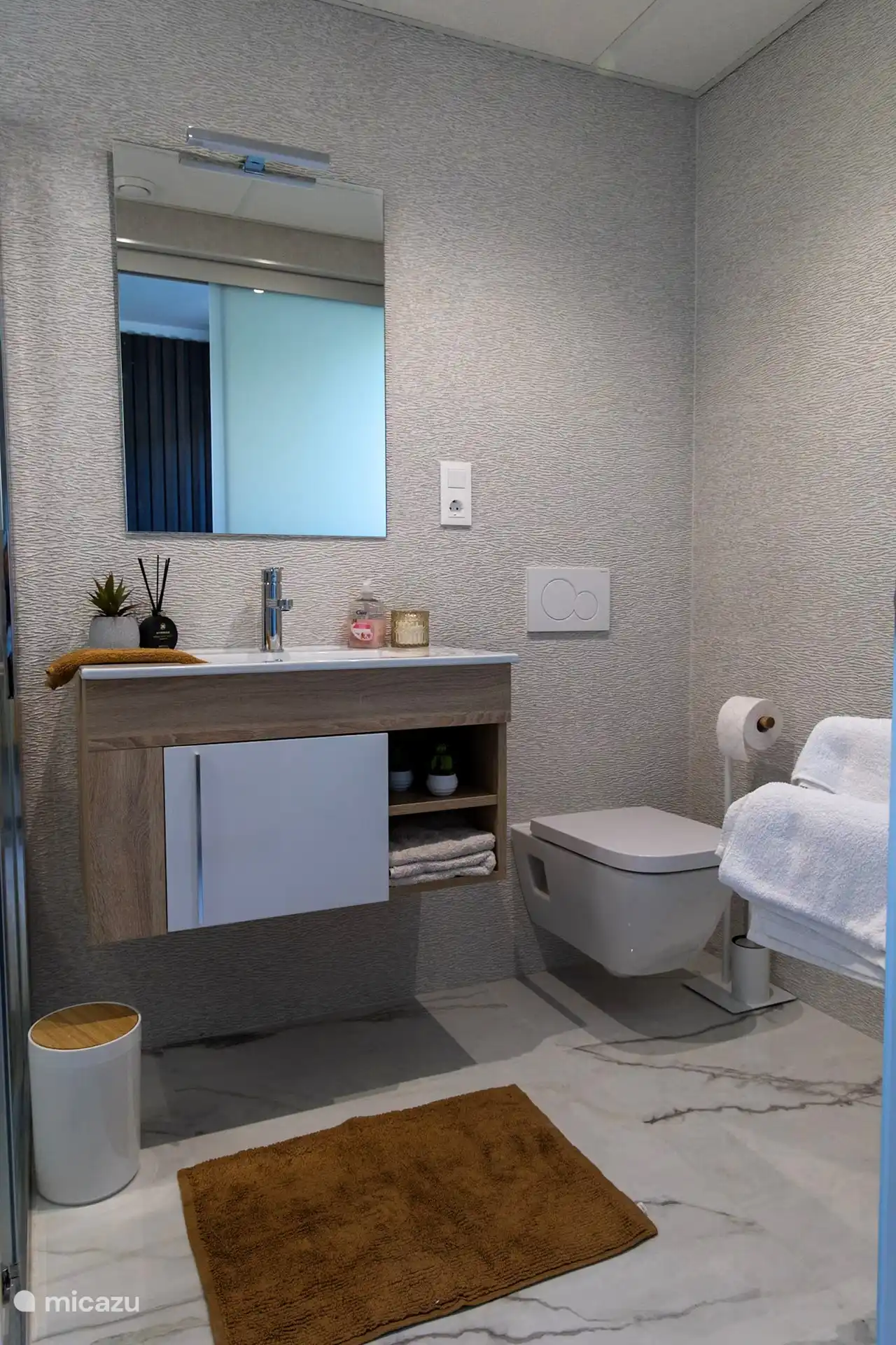 Elegante mueble de tocador con secador de pelo y buena iluminación para una visibilidad óptima, así como un aseo privado.