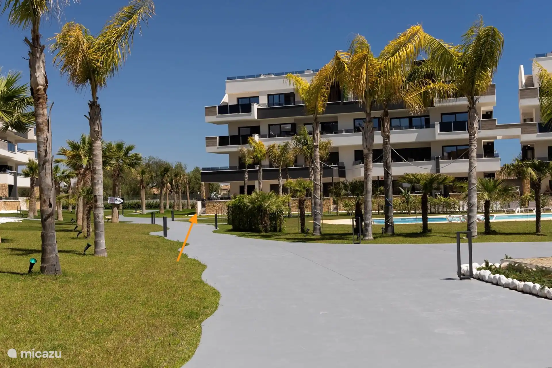Precioso apartamento esquinero en planta baja, ideal para un acceso rápido a la piscina y fácil con niños.