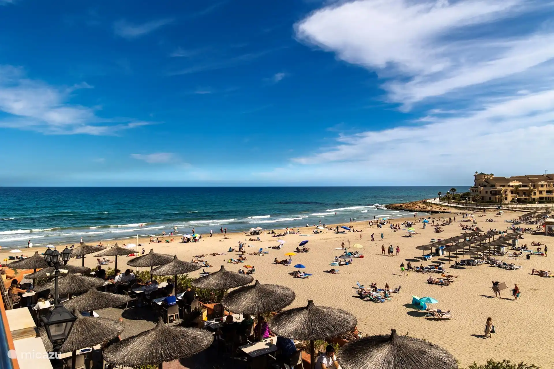 A pocos minutos en coche se encuentra una de las hermosas playas de arena, perfectas para relajarse. Venimos aquí muy a menudo. 