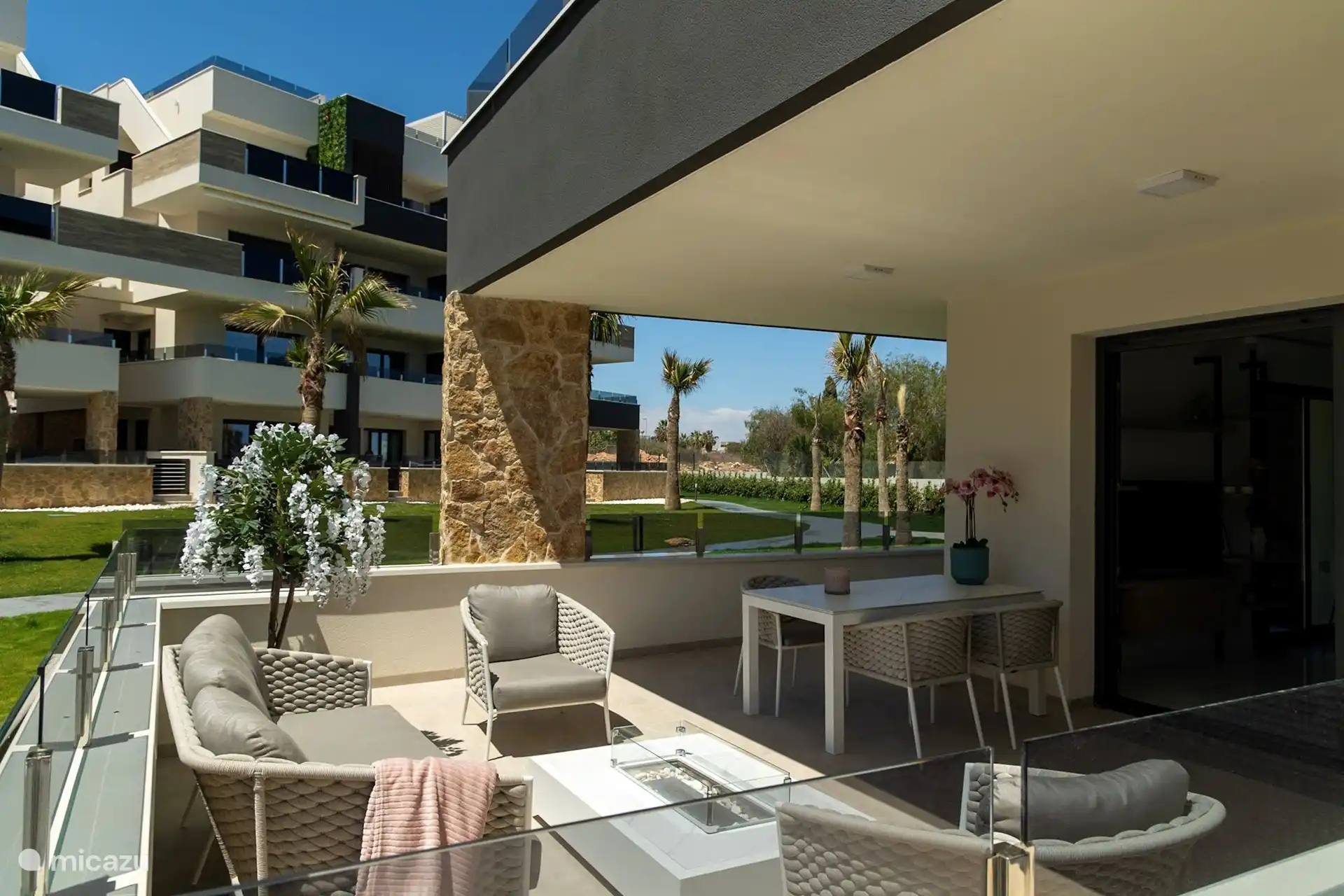 Esta es nuestra terraza en horas de la tarde. Hemos optado por un lujoso conjunto de jardín con cojines extra gruesos y cómodos. Perfecto para descansar y relajarse.